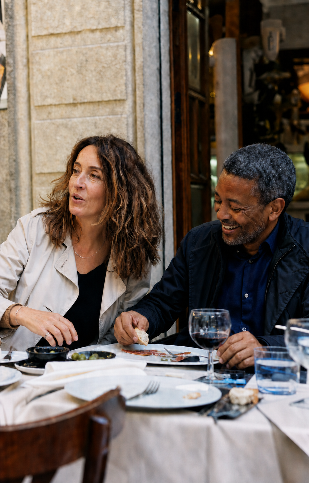Una pareja adulta disfrutando de una cena en un restaurante