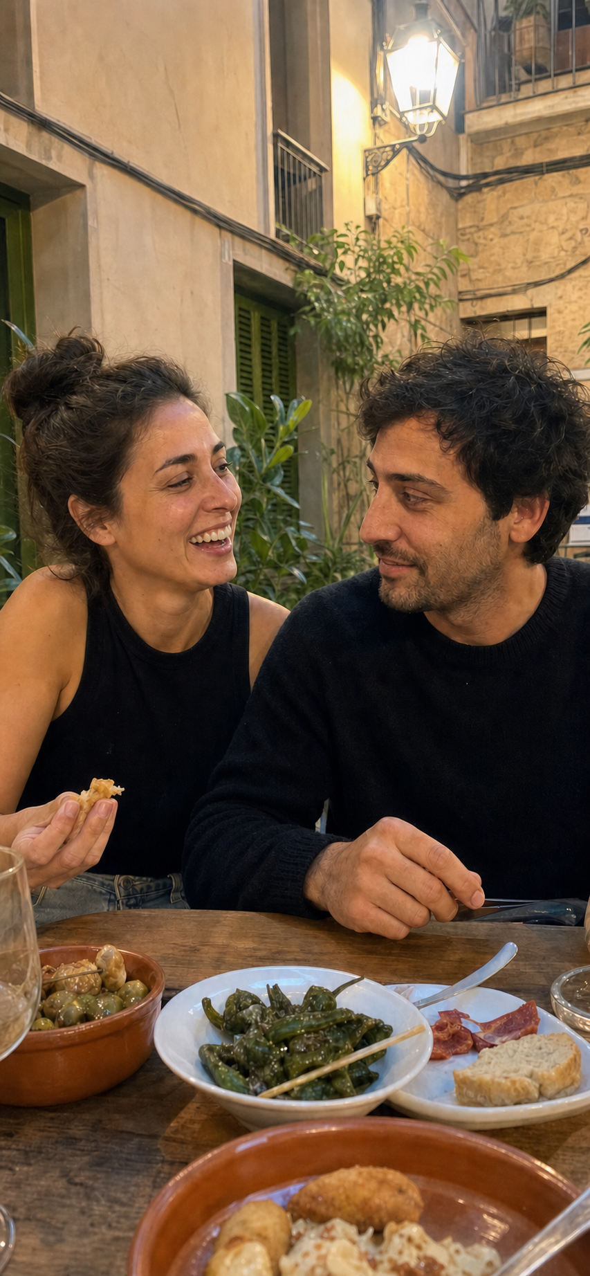 Nora y Leo conversan y sonríen durante una cita