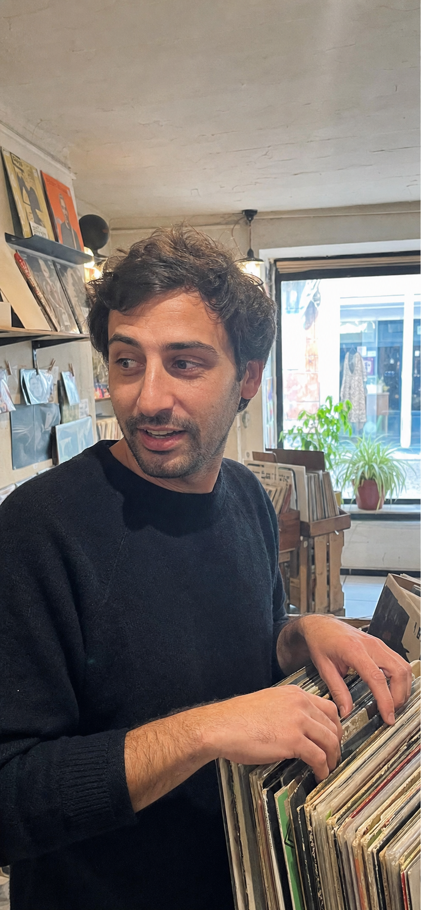 Leo hojea discos en una tienda de música