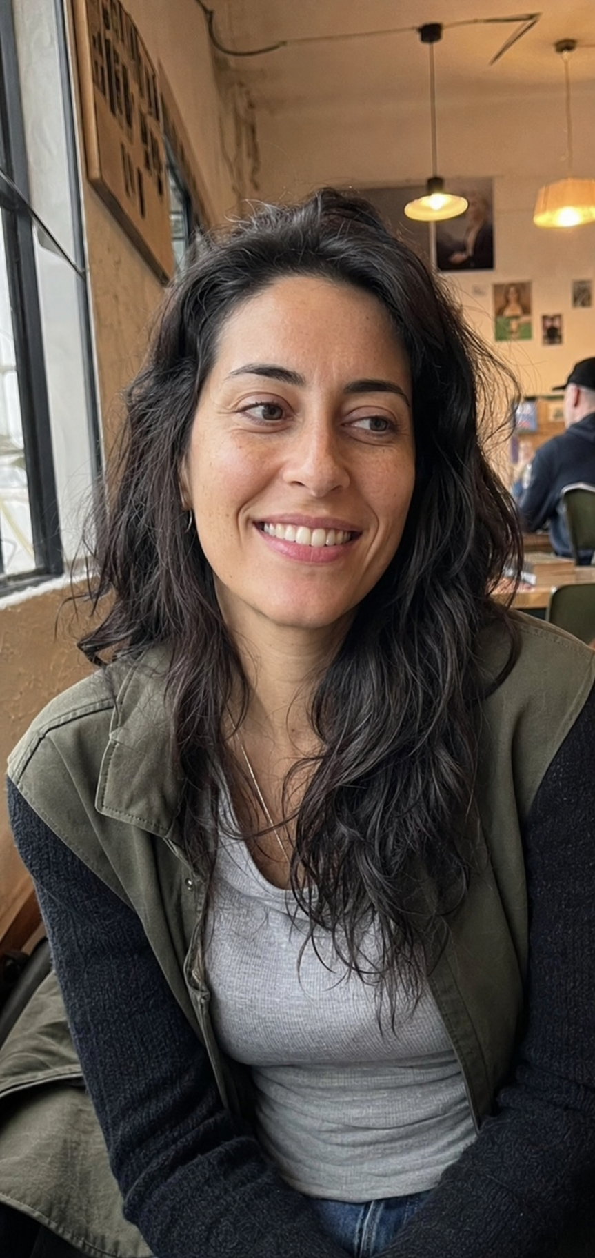 Maya sonríe en una cafetería