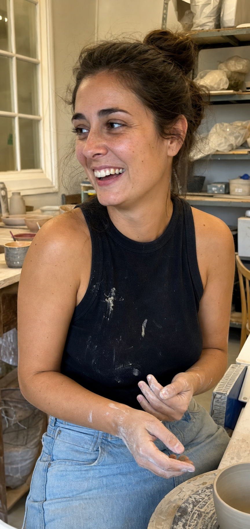 Nora sonríe durante un taller de cerámica